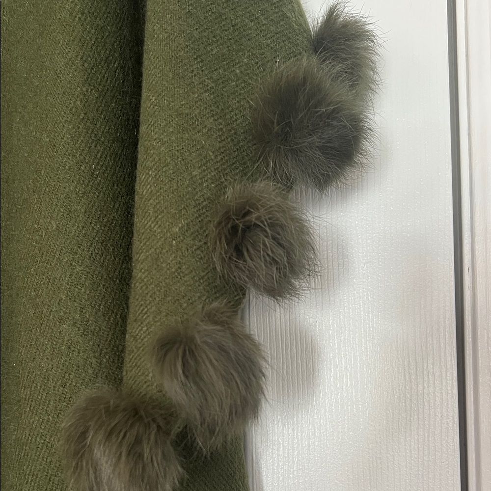 LIKE NEW!Pashmina Forest Green Wrap - Picture 3 of 3